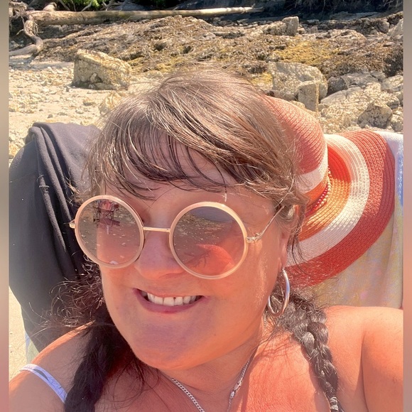 Meet your Posher, Angie - Picture 1 of 1